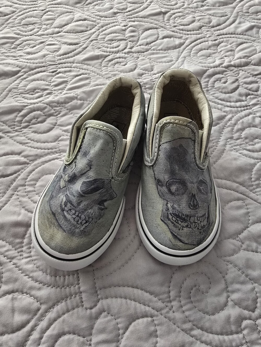 Vans Kids Slip-On Sneakers with Skull Print - Gray